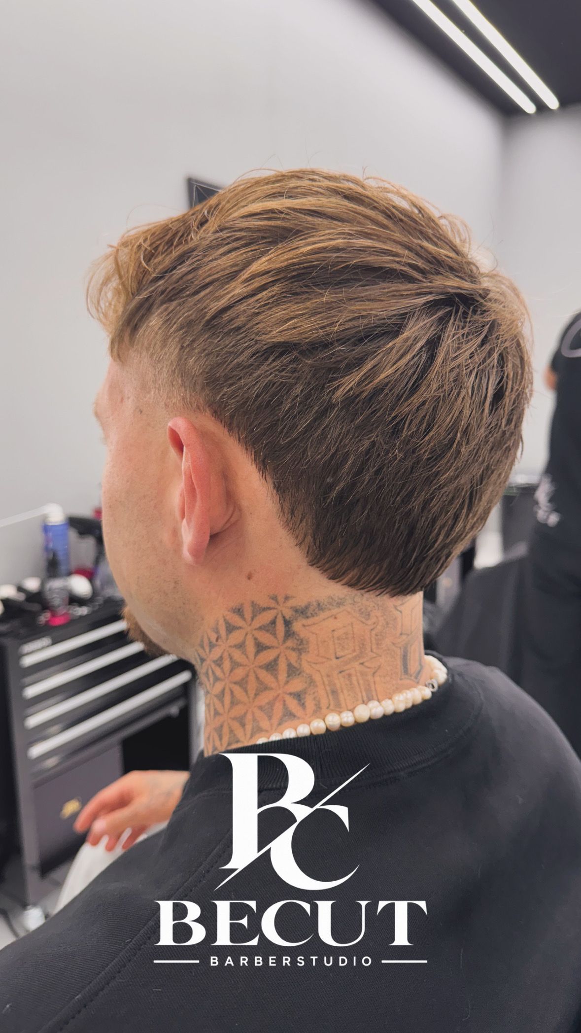 Blondes, texturiertes Deckhaar mit hohem Übergang an der Seite