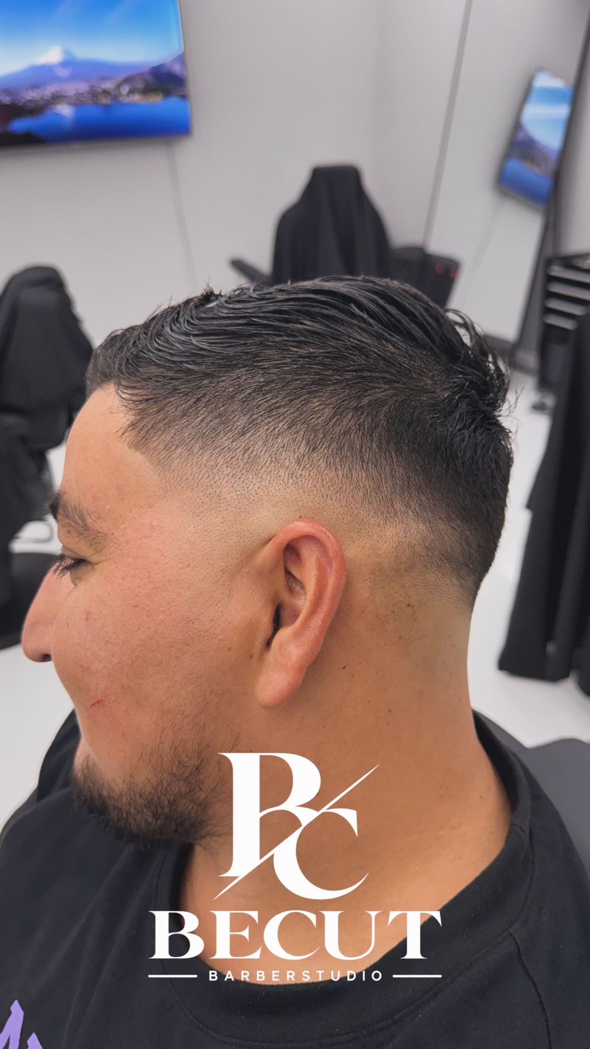 Kurzer Fade mit zurückgestyltem Deckhaar, Seitenansicht mit Bartkontur
