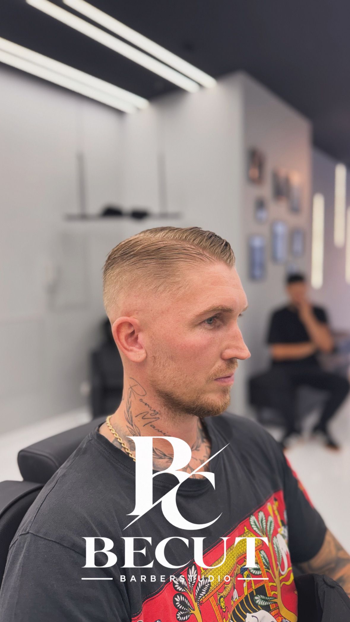 Kurzer, blonder Schnitt mit hohem Fade, Seitenansicht