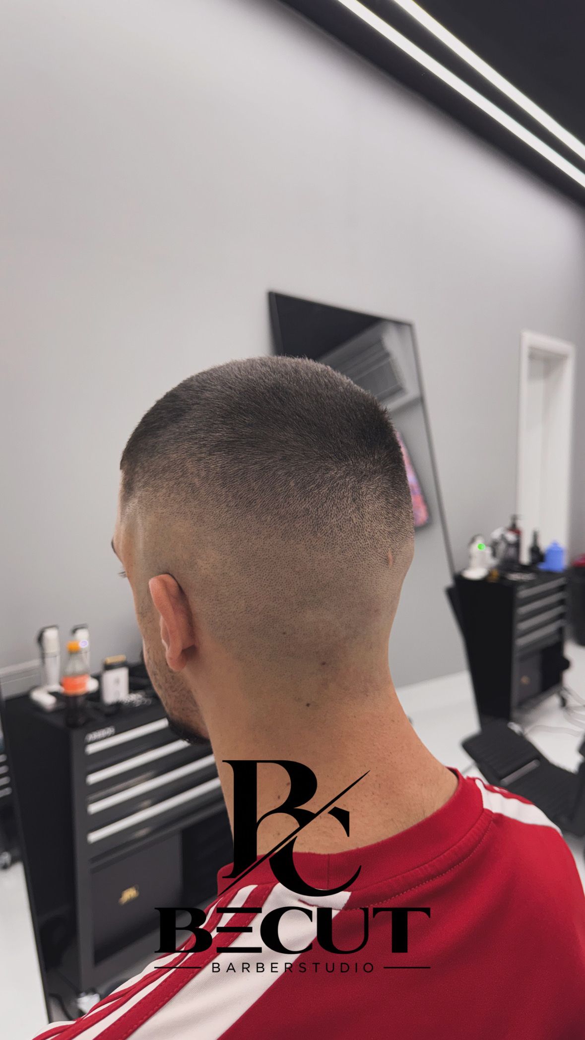 Sehr kurzer Buzz Cut mit Fade, Rückansicht