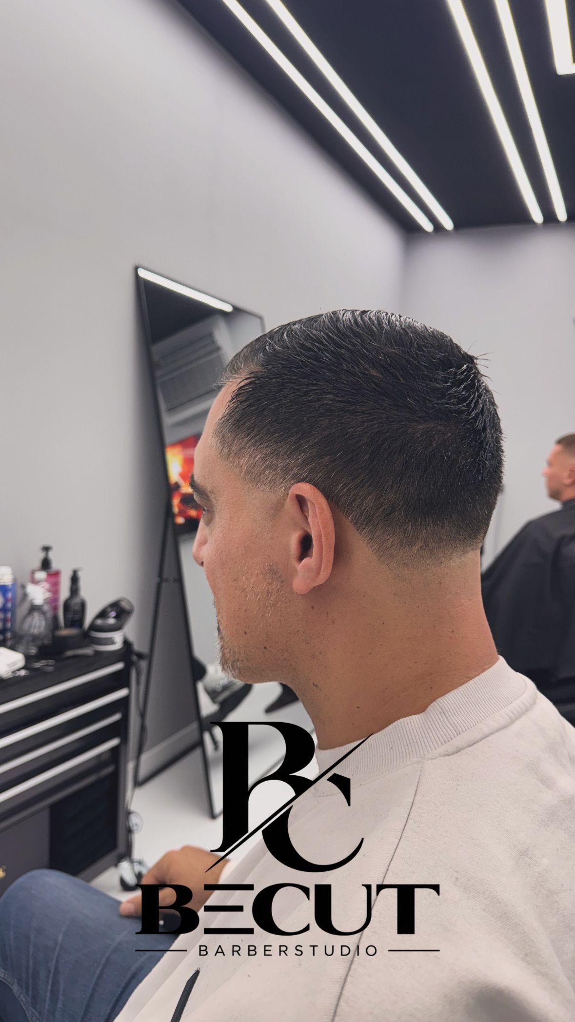 Kurzer Fade, Deckhaar nach hinten gestylt, Seitenansicht